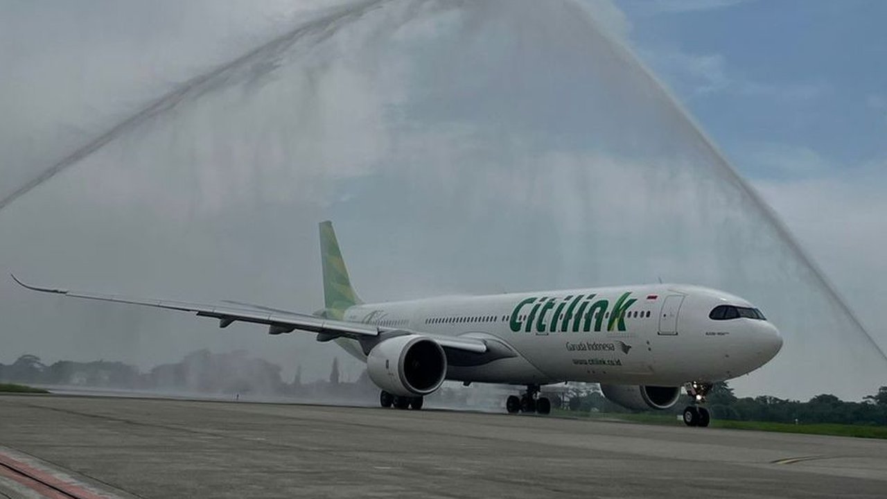 Luna Maya pun tak lupa untuk selalu memberikan senyuman meski mengenakan masker. (FOTO: instagram.com/pramugarisuperairjet)