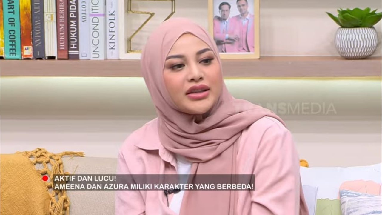 Potret Ameena Pakai Sepatu Heels