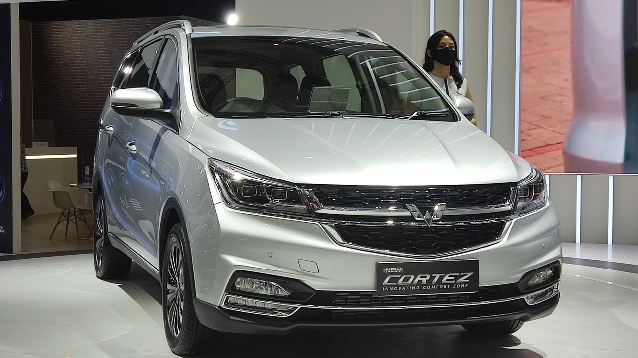 Wuling Cortez terbaru dipajang sebagai salah satu mobil unggulan Wuling Indonesia menjelang ajang otomotif Indonesia International Motor Show (IIMS) Hybrid 2022. (Otosia.com/Arendra Pranayaditya)