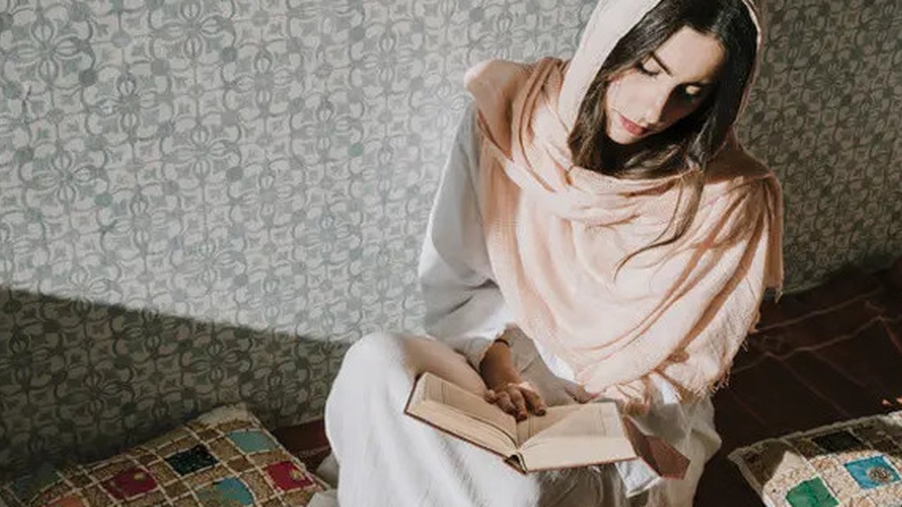 Tangkapan Layar Youtube Adi Hidayat Official: UAH Meeaksi Debat Cawapres Sesi ke-4, Berapa Nilainya?