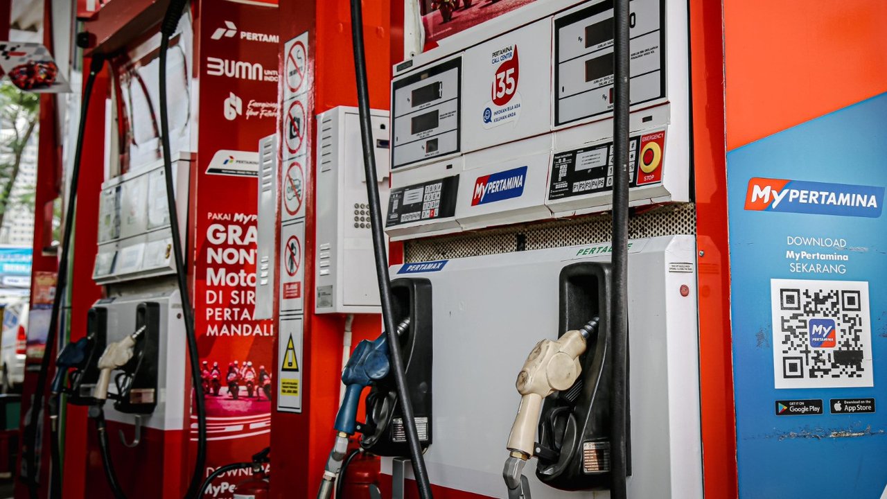 Sebuah kendaraan bermotor mengisi bbm. (Dok. Pertamina)