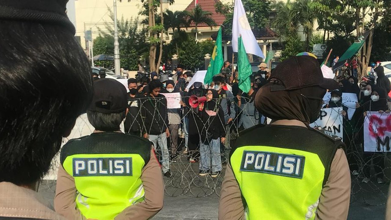Suasana Demo Mahasiswa yang dilakukan di depan Kantor Pemerintah Provinsi Jawa tengah, (foto : Titoisnau)