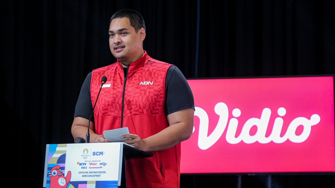 Menpora RI Dito Ariotedjo mengukuhkan Tim Indonesia yang akan berlaga di Olimpiade 2024. Acara pengukuhan dilakukan di Auditorium Kemenpora RI, Jakarta pada Rabu (10/7/2024). (Bola.com/Abdul Aziz)