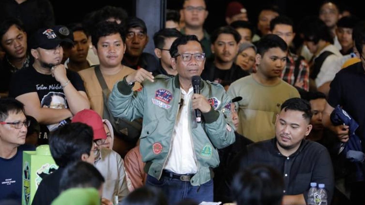 Cawapres nomor urut 3 Mahfud Md menanggapi program makan siang gratis yang mulai dibahas dalam rapat kabinet Presiden Jokowi. Program andalan paslon nomor urut 2 Prabowo-Gibran itu dibahas dalam pembahasan RAPBN 2025. (Liputan6.com/Delvira Hutabarat)