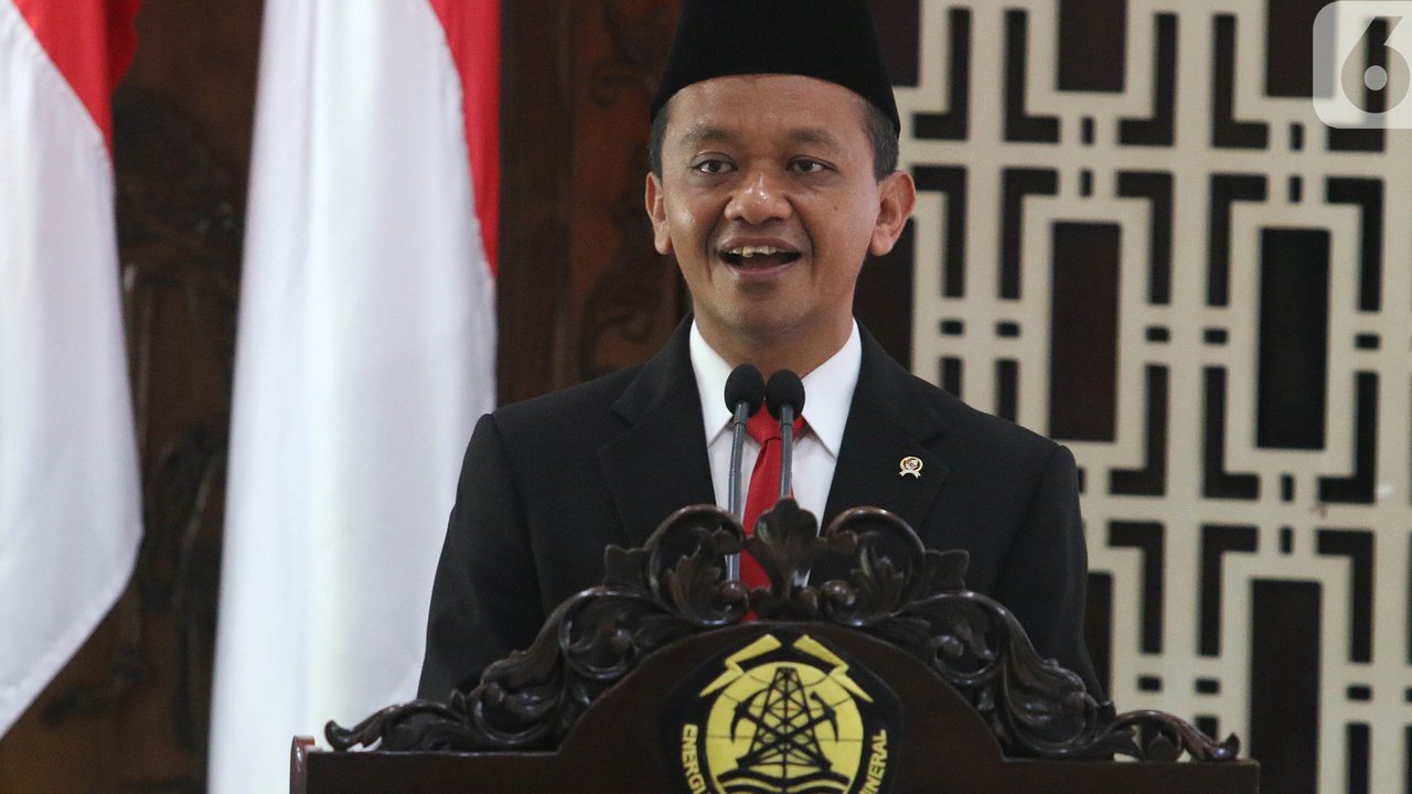 Menteri Energi dan Sumber Daya Mineral (ESDM) yang baru Bahlil Lahadalia saat acara serah terima jabatan Menteri ESDM di Kantor Kementerian ESDM, Jakarta, Senin (19/8/2024). (merdeka.com/Arie Basuki)