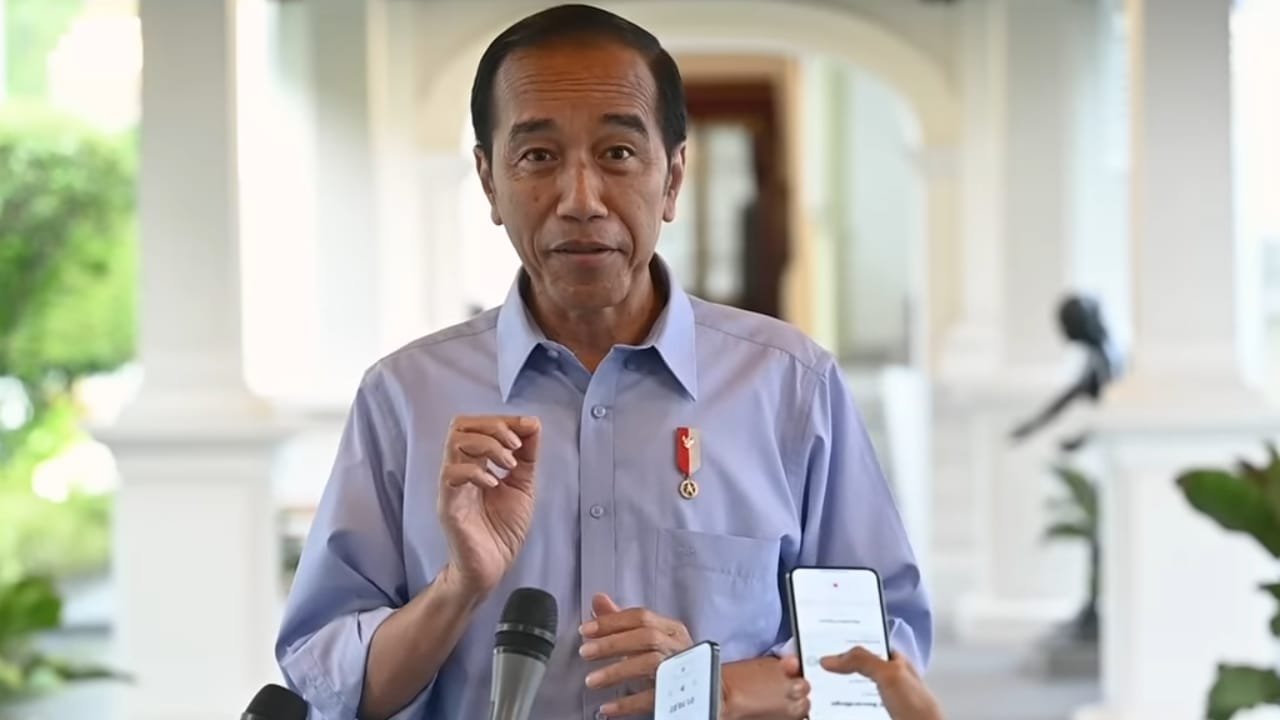 Jokowi kenakan kemeja biru langit