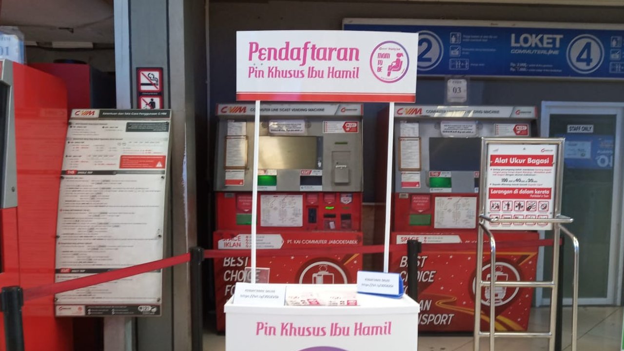 Tempat pendaftaran untuk mendapatkan pin khusus ibu hamil di Stasiun Sudriman Jakarta. (Foto: Benedikta Desideria/Liputan6.com)