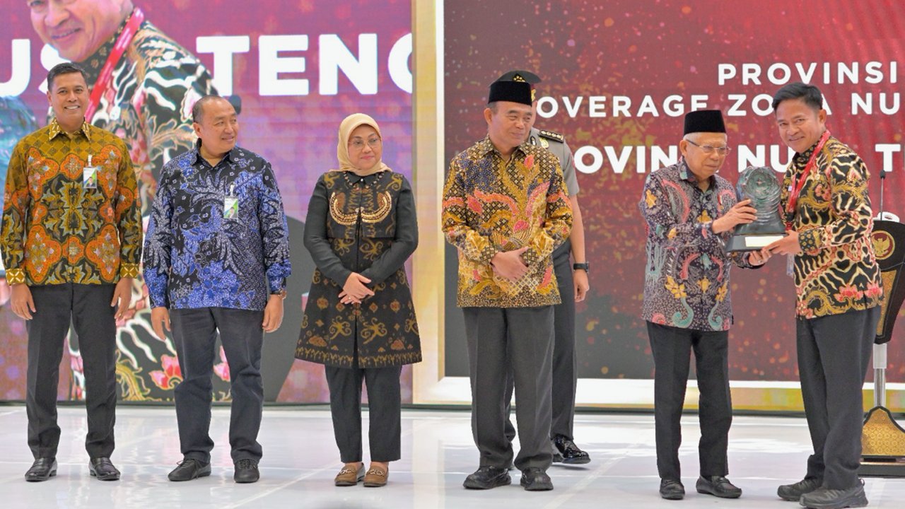 Wapres Ma'ruf Amin memberikan Paritrana Award