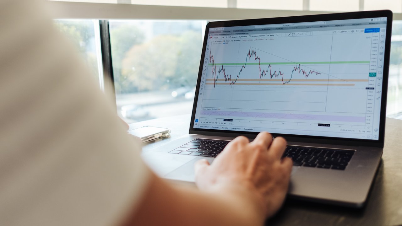 <p>Bursa saham Asia Pasifik lesu pada perdagangan Kamis, (4/5/2023) usai the Federal Reserve (the Fed) atau bank sentral Amerika Serikat menaikkan suku bunga. (Foto: Jason Briscoe/Unsplash)</p>