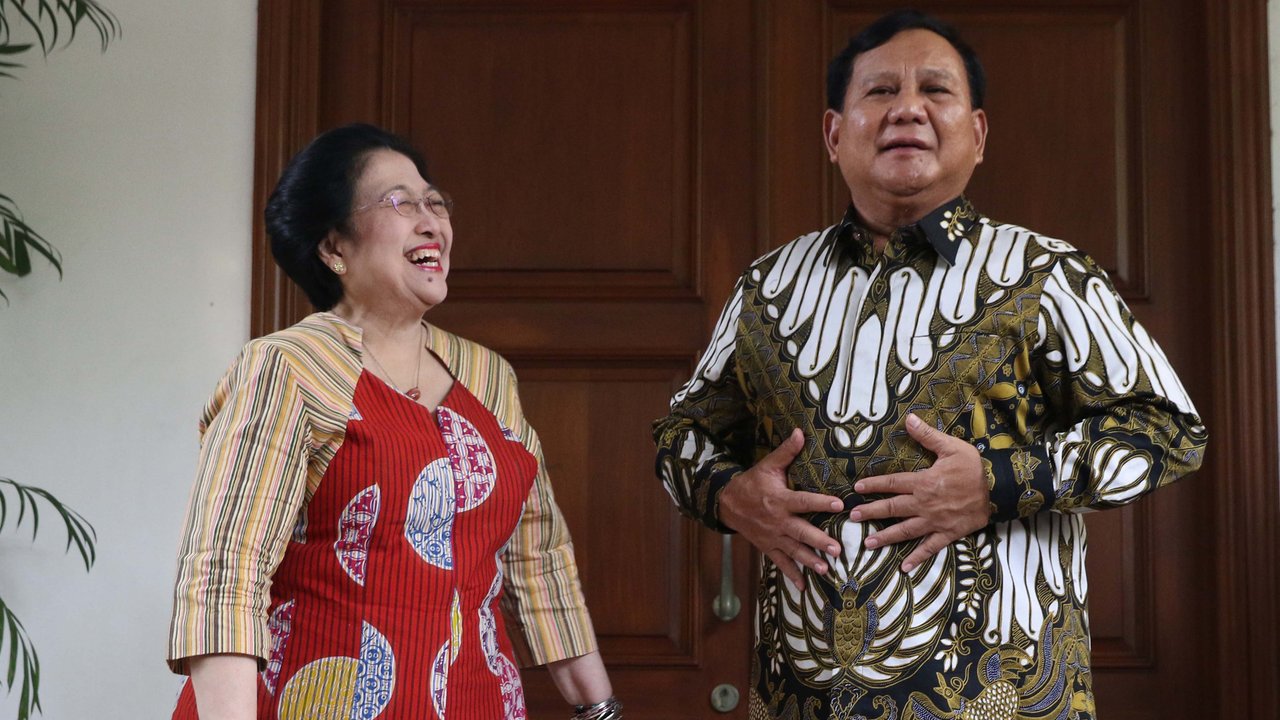 Ketua Umum PDIP, Megawati Soekarnoputri (kedua kiri) bersama Ketua Umum Partai Gerindra, Prabowo Subianto jelang memberikan keterangan usai pertemuan dan makan siang bersama di kediaman Megawati di Jalan Teuku Umar, Jakarta, Rabu (24/7/2019). (Liputan6.com/Helmi Fithriansyah)