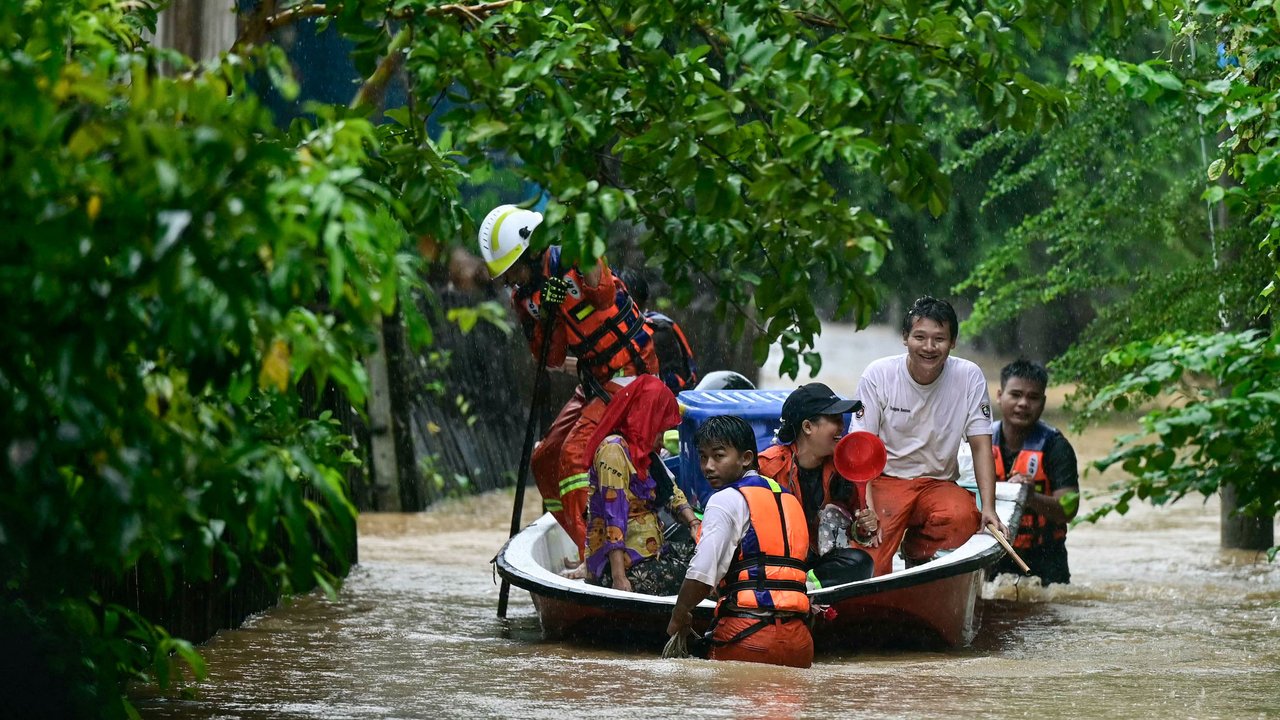 Ribuan warga yang tinggal di daerah dataran rendah terpaksa dievakuasi ke tempat yang lebih aman. (Foto: AFP)