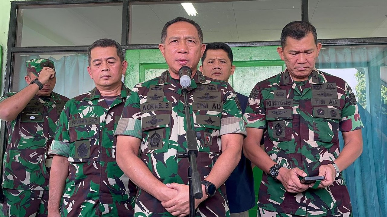 Panglima TNI Jenderal TNI Agus Subiyanto meninjau lokasi kebakaran gudang amunisi di Ciangsana, Jawa Barat, Minggu (31/3/2024). (Liputan6.com/ Muhammad Radityo Priyasmoro)