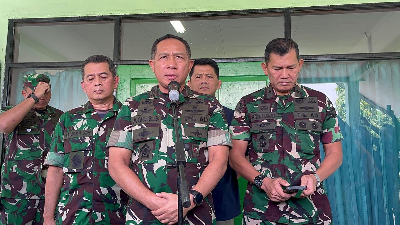 Panglima TNI Jenderal TNI Agus Subiyanto meninjau lokasi kebakaran gudang amunisi di Ciangsana, Jawa Barat, Minggu (31/3/2024). (Liputan6.com/ Muhammad Radityo Priyasmoro)