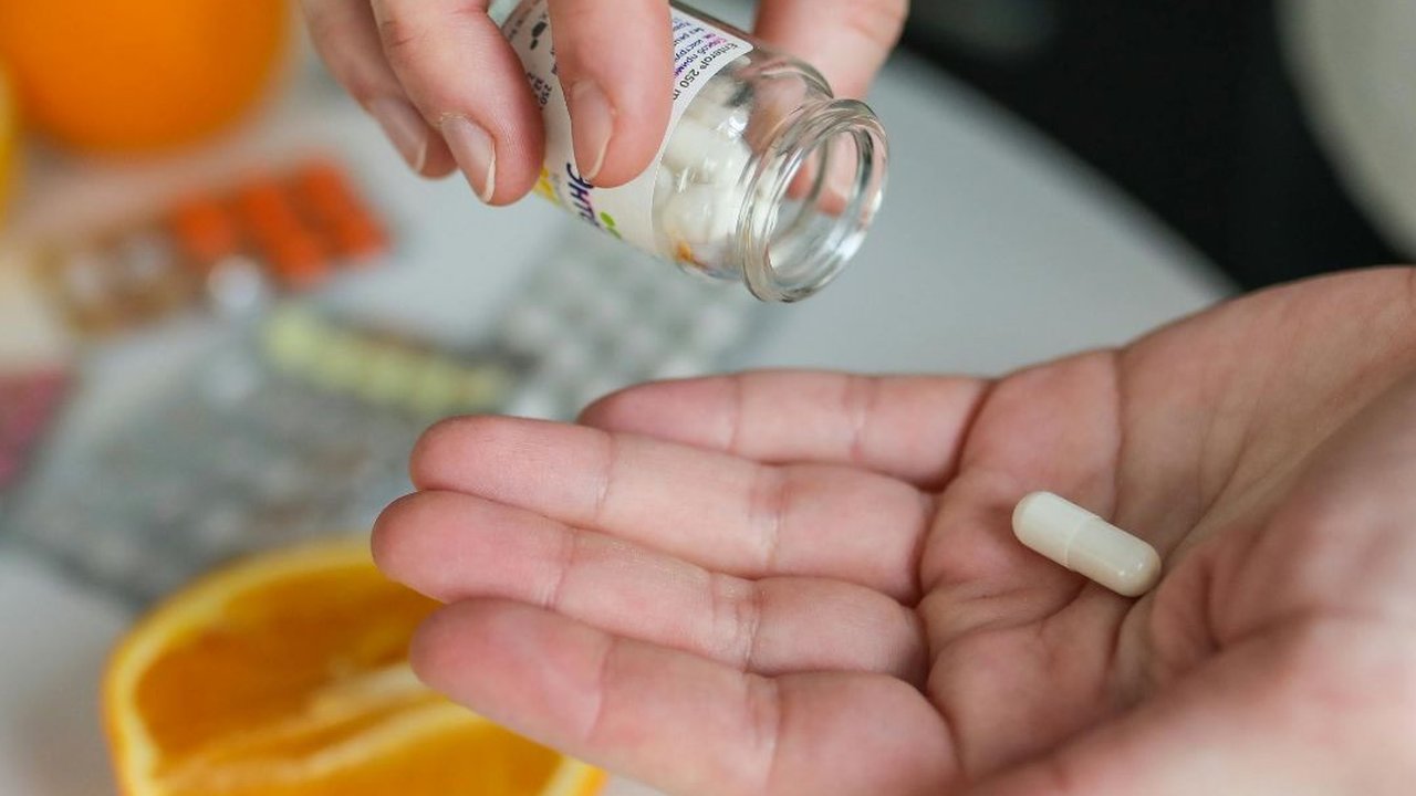 Konsumsi vitamin C harus dilakukan dengan cara yang tepat agar manfaatnya maksimal untuk kesehatan tubuh. Perhatikan juga waktu konsumsinya.