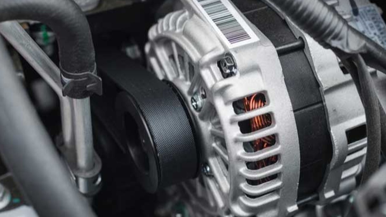 Kunci kontak akan menghidupkan dinamo starter guna memutar engkol mesin. (Sigit/Liputan6.com)