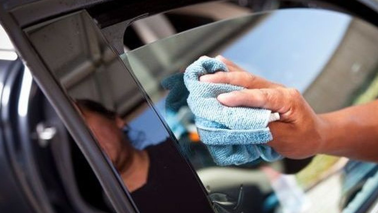 Cara Memasang Kaca Film Mobil dengan Benar dan Manfaat yang Akan Anda Dapatkan