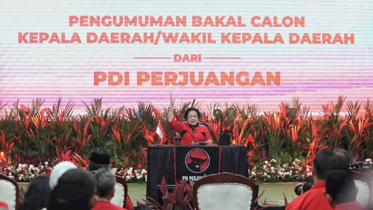 Ketua Umum PDI Perjuangan Megawati Soekarnoputri (kedua kiri) memberikan surat keputusan (SK) partai kepada bakal calon Gubernur Jateng Jenderal TNI (purn) Andika Perkasa, bakal calon Wakil gubernur Jateng Hendrar Prihadi (kedua kanan), bakal calon Gubernur Gorontalo Hamzah Isa (kanan) di Kantor DPP PDI Perjuangan, Jakarta, Senin (26/8/2024).