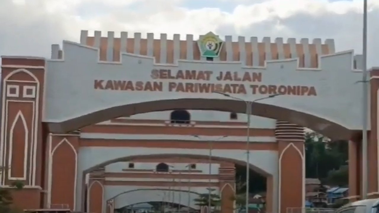 Penampakan Gapura Wisata Pantai Toronipa Sultra Habiskan Rp32 M Tapi Ternyata Dibuat dari Triplek, ini Kata Pejabat Pemprov