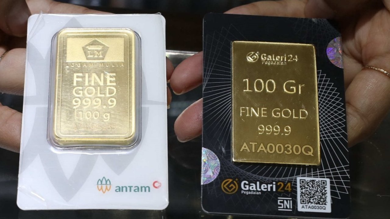 Harga emas batangan dari PT Aneka Tambang (Antam) kembali mengalami penurunan.