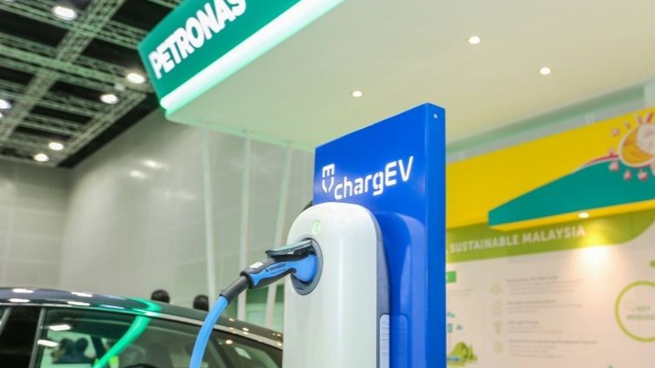 Benarkah Mengisi Daya Mobil Listrik Lebih Hemat daripada Bensin? Simak Faktanya