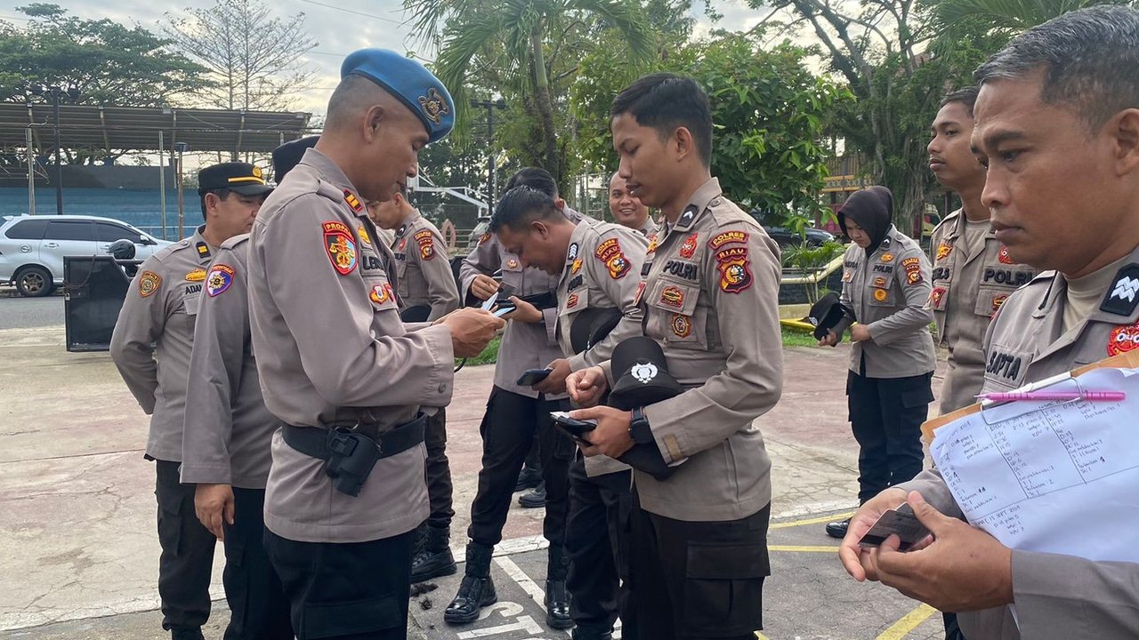 Propam Polres Inhu Cek Ponsel Hingga Penampilan Personel