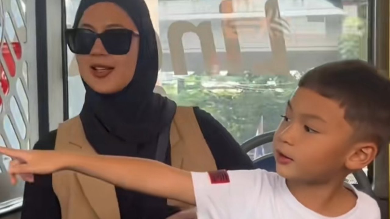 Potret Kiano Naik TransJakarta Bersama Mama Paula