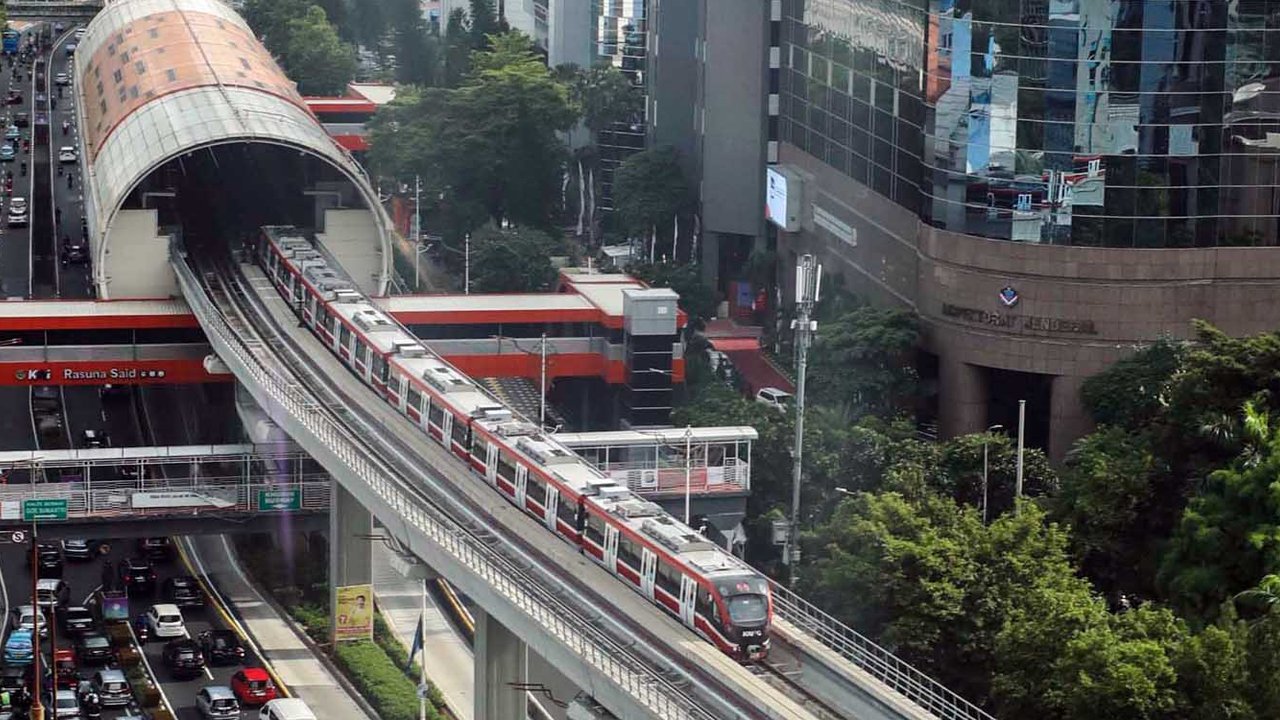 Sejak diresmikan Presiden Joko Widodo pada 28 Agustus hingga akhir Desember 2023, LRT Jabodebek telah mengangkut sebanyak 4.554.751 pengguna. (Liputan6.com/Angga Yuniar)