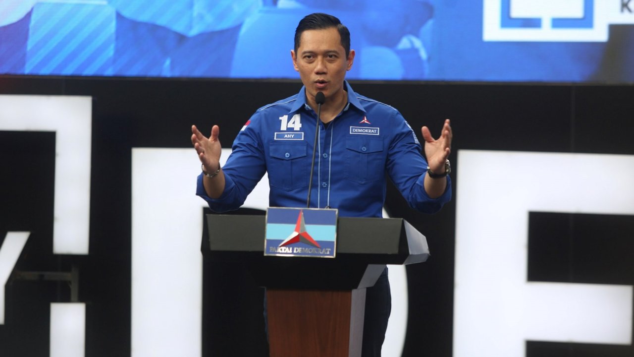 Presiden ke-6 Republik Indonesia, Susilo Bambang Yudhoyono (SBY) bersama Ketua Umum Partai Demokrat, Agus Harimurti Yudhoyono (AHY) dan politikus Partai Demokrat Edhie Baskoro Yudhoyono saat syukuran Hari Ulang Tahun (HUT) ke-23 Partai Demokrat di Kantor DPP Partai Demokrat, Menteng, Jakarta Pusat, Senin (9/9/2024). Merdeka.com/Arie Basuki