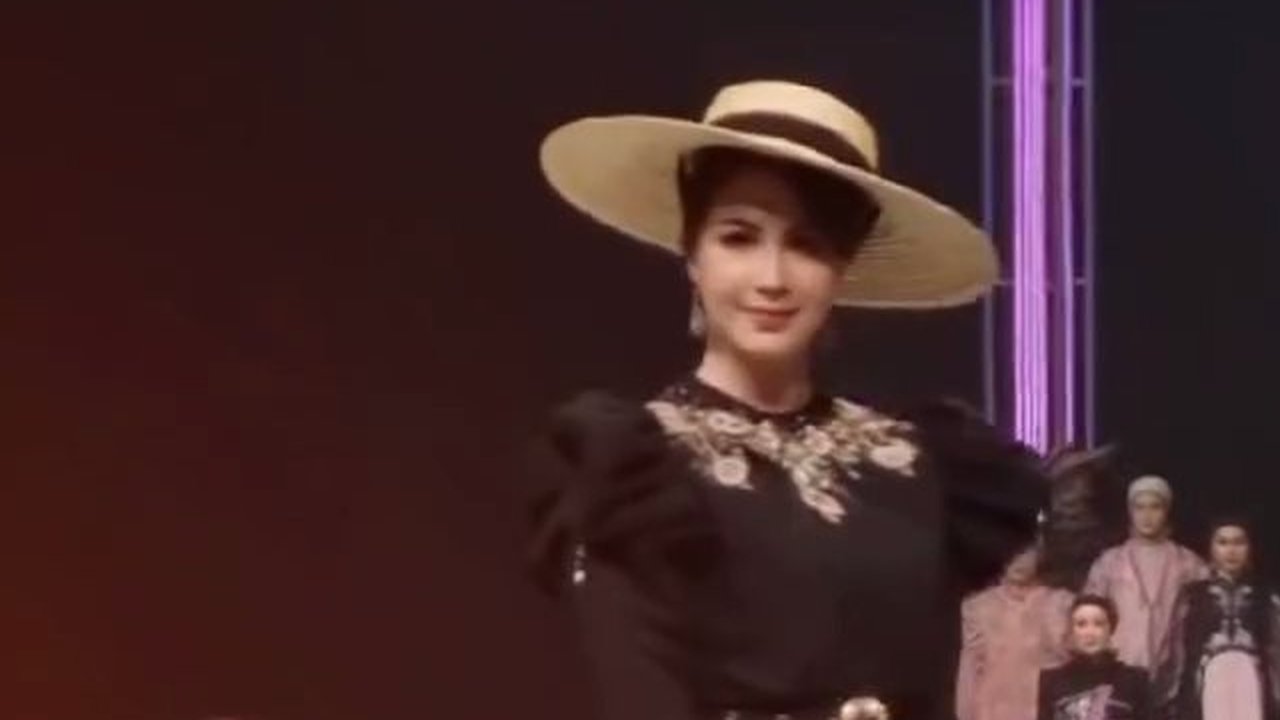 Potret Arumi Bachsin saat Tampil Catwalk