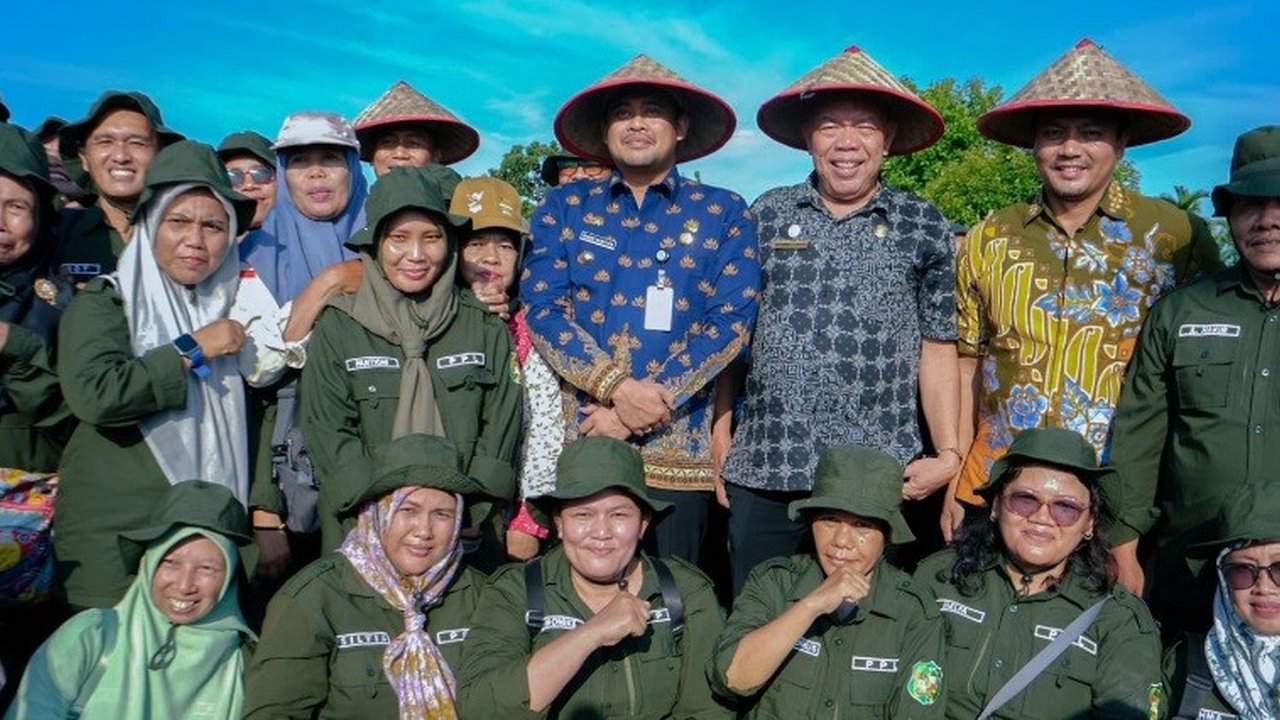 Bobby Nasution Panen Raya Padi di Kelurahan Mabar Hilir Pasar IV Kecamatan Medan Deli