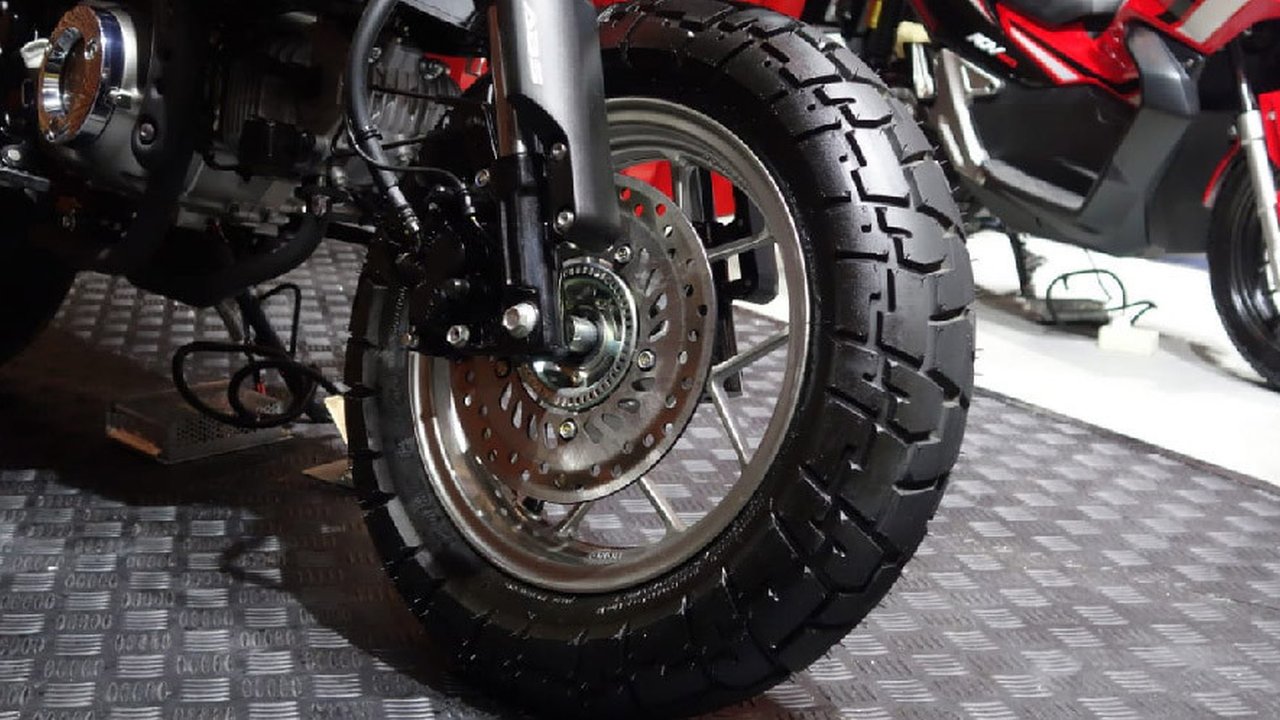 Ilustrasi tambal ban tubeless.