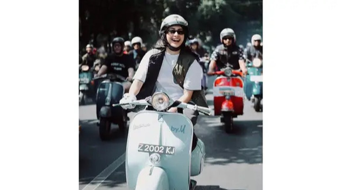 Potret Sintya Marisca Kendarai Vespa (Sumber: Instagram/sintyamarisca)