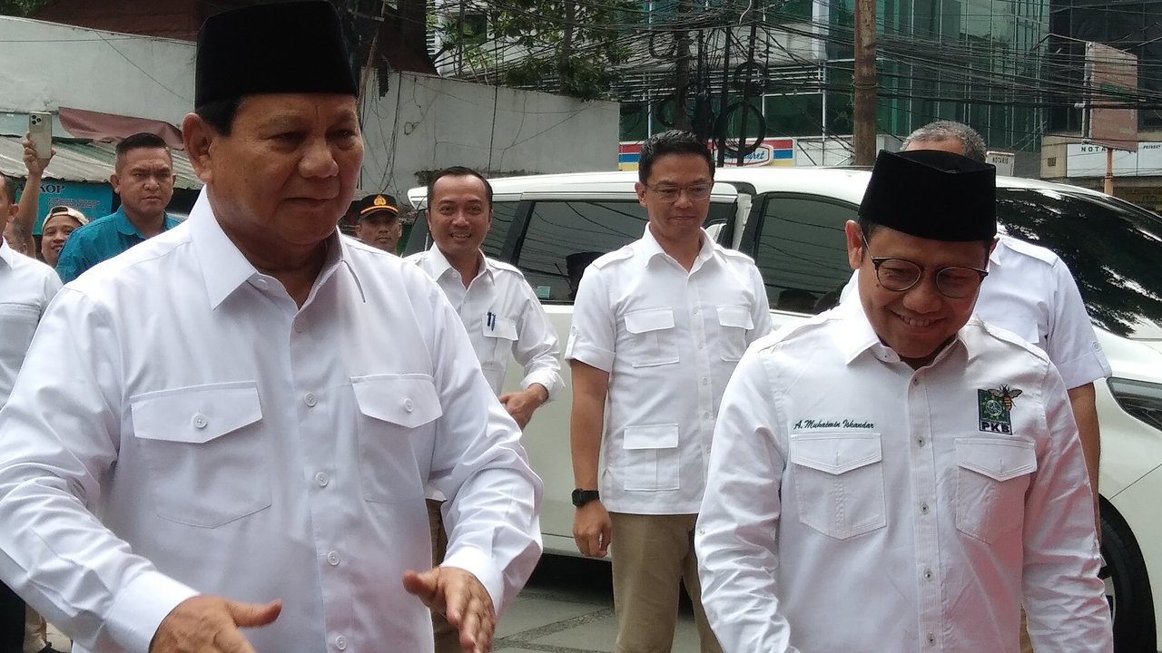 Ketua Umum PKB Muhaimin Iskandar alias Cak Imin menyambut kedatangan Presiden terpilih 2024-2029 Prabowo Subianto di Kantor DPP PKB, Jakarta, Rabu (24/4/2024). (Foto: Merdeka.com/Alma Fikhasari).