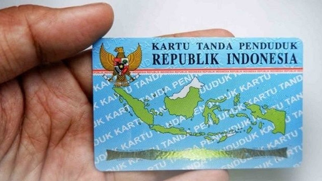 Murid melakukan perekaman E-KTP di SMAN 5, jalan dreded Bogor, Selasa (31/5/2022). Pemerintah Kota (Pemkot) Bogor mempermudah pembuatan identitas kependudukan E-KTP bagi pelajar. Dinas Kependudukan dan Pencatatan Sipil (Disdukcapil) Kota Bogor menerapkan program Goes to School. (merdeka.com/Arie Basuki)