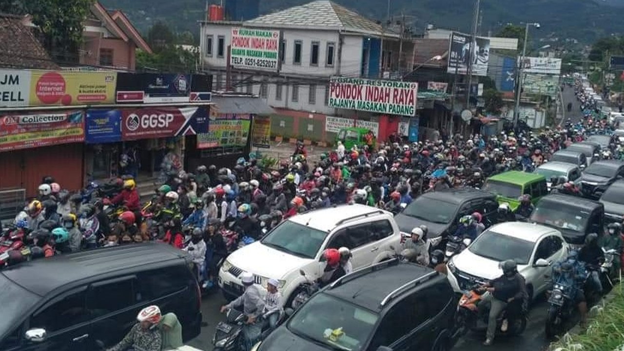 Pengguna jalan di jalur Puncak, Jawa Barat, menghabiskan waktu hingga 13 jam untuk sampai ke rumah karena terjebak macet di Jalur Ciawi-Cianjur, sejak Minggu sore hingga Senin dini hari. (Achmad Sudarno)