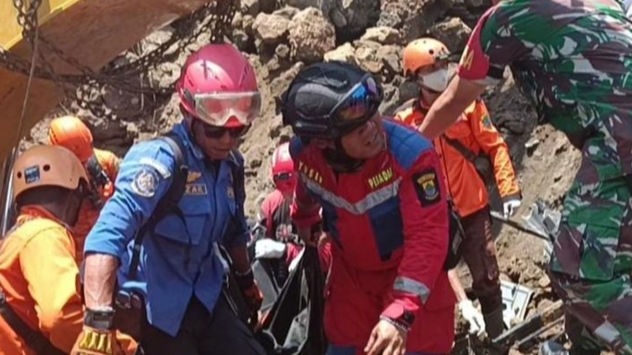 evakuasi korban longsor di cianjur