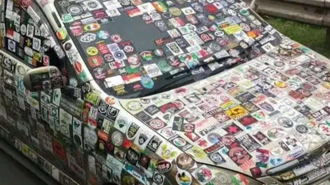 Potret nyeleneh stiker pada mobil (Sumber: 1cak.com)
