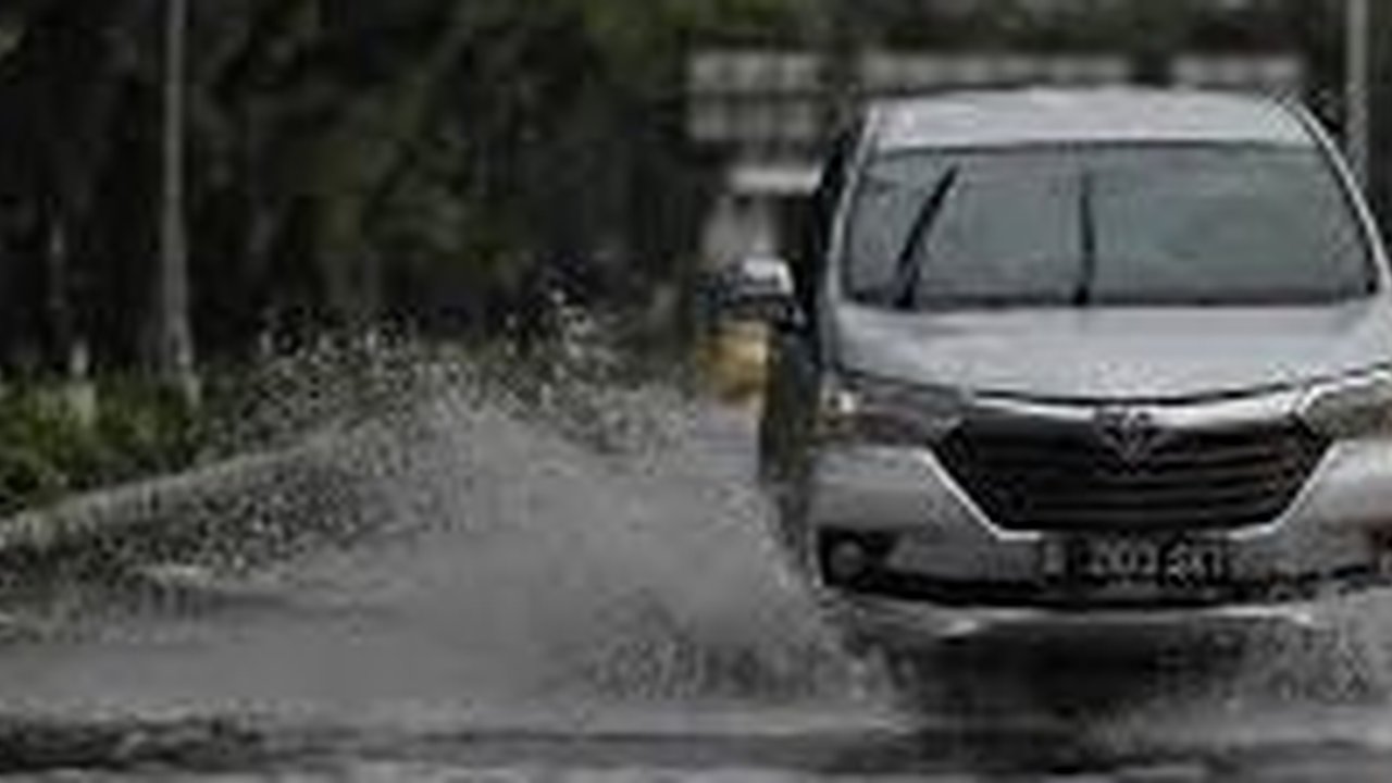 Merawat mobil saat musim hujan