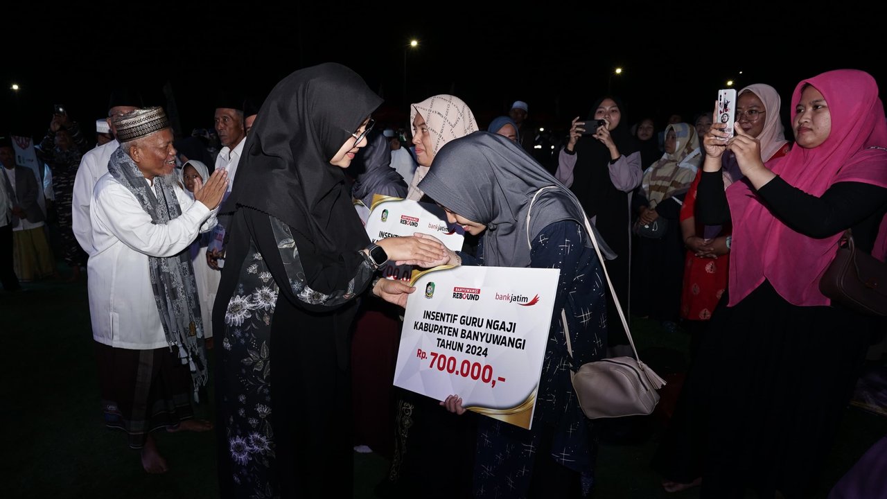 Bupati Ipuk Serahkan Insentif untuk 14 Ribu Lebih Guru Ngaji