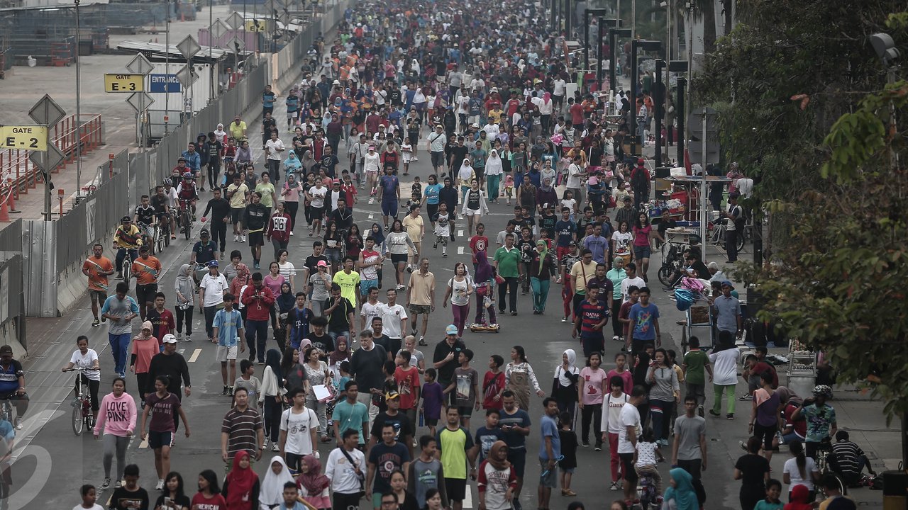 Warga memadati Car Free Day (CFD) di kawasan Bundaran HI, Jakarta, Minggu (8/5/2016). Walaupun libur panjang, warga Jakarta masih antusias melakukan aktivitas di hari bebas berkendaraan untuk berolahraga. (Liputan6.com/Faizal Fanani)