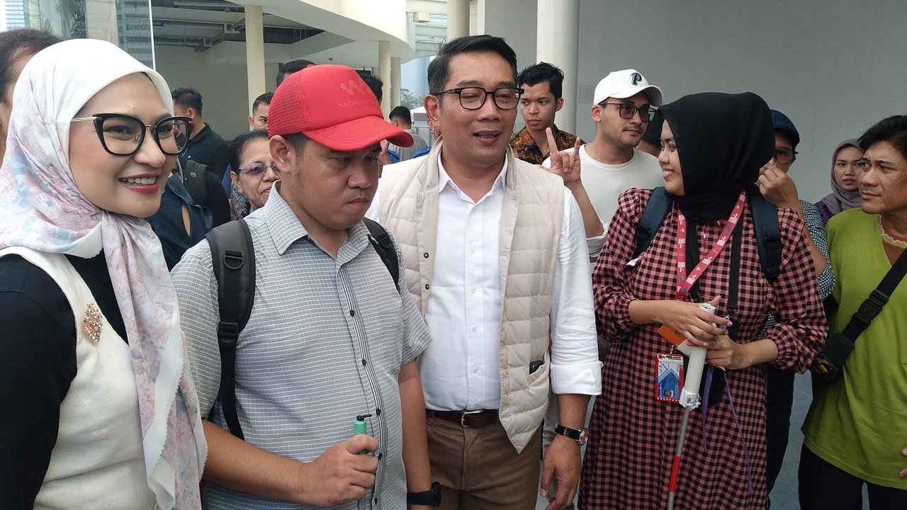 Bakal calon Gubernur DKI Jakarta Ridwan Kamil Bersama komunitas disabilitas  berada di anjungan halte Tosari Transjakarta, Jakarta, Jumat (13/9/2024). Dalam perbincangan bersama penyandang disabilitas sambal berdiskusi kecil serta mengabadikan momen dengan berfoto latar belakang Patung Selamat Datang.