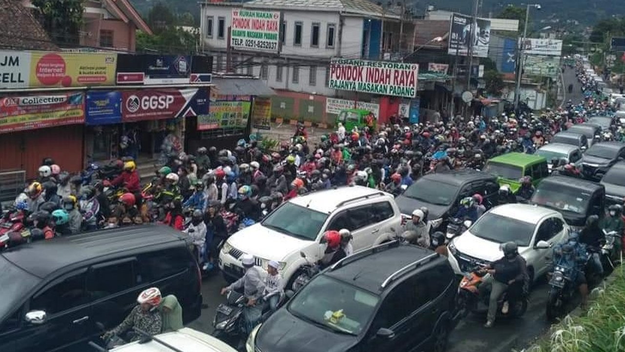 Pengguna jalan di jalur Puncak, Jawa Barat, menghabiskan waktu hingga 13 jam untuk sampai ke rumah karena terjebak macet di Jalur Ciawi-Cianjur, sejak Minggu sore hingga Senin dini hari. (Achmad Sudarno)