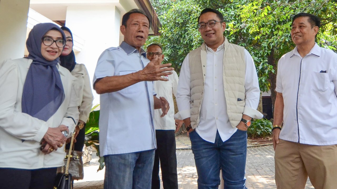 Bakal calon Gubernur DKI Jakarta Ridwan Kamil Bersama komunitas disabilitas  berada di anjungan halte Tosari Transjakarta, Jakarta, Jumat (13/9/2024). Dalam perbincangan bersama penyandang disabilitas sambal berdiskusi kecil serta mengabadikan momen dengan berfoto latar belakang Patung Selamat Datang.