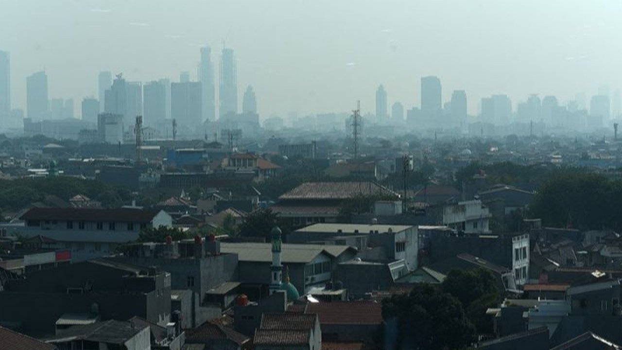 Pemandangan gedung-gedung pencakar langit dan permukiman warga saat tertutup polusi udara di Jakarta, Minggu (8/9/2019). Provinsi DKI Jakarta meraih peringkat ketiga dari 89 kota besar di dunia sebagai kota berkualitas udara terburuk berdasarkan parameter AirVisual. (merdeka.com/Iqbal S. Nugroho)