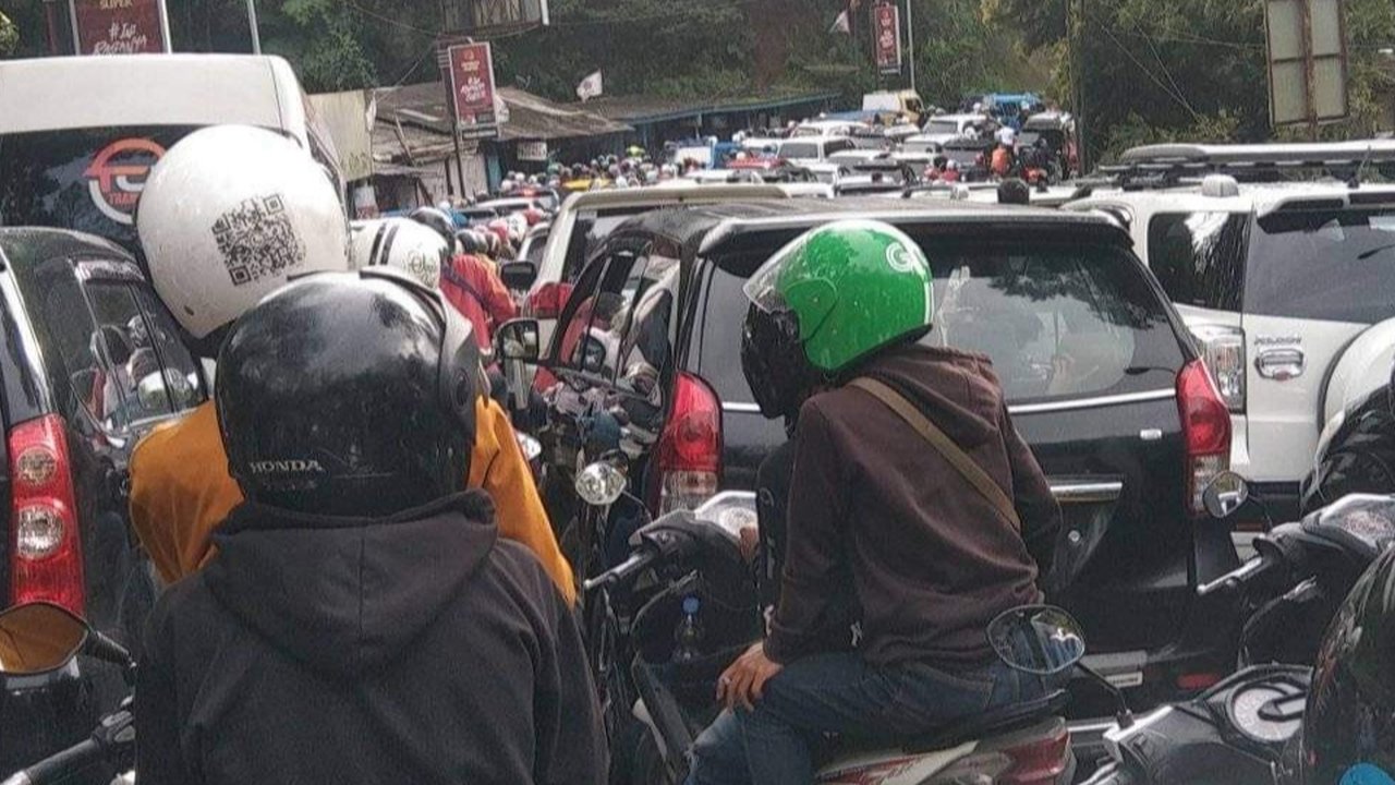 Pengguna jalan di jalur Puncak, Jawa Barat, menghabiskan waktu hingga 13 jam untuk sampai ke rumah karena terjebak macet di Jalur Ciawi-Cianjur, sejak Minggu sore hingga Senin dini hari. (Achmad Sudarno)