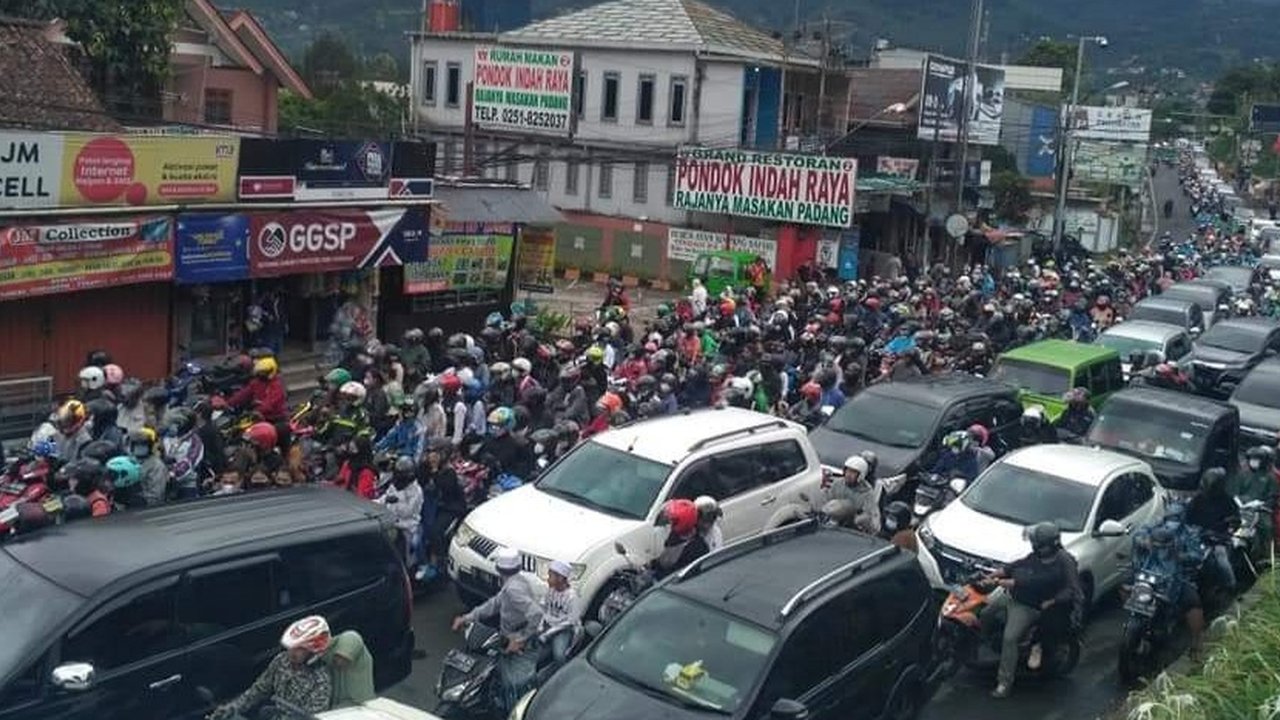 Pengguna jalan di jalur Puncak, Jawa Barat, menghabiskan waktu hingga 13 jam untuk sampai ke rumah karena terjebak macet di Jalur Ciawi-Cianjur, sejak Minggu sore hingga Senin dini hari. (Achmad Sudarno)