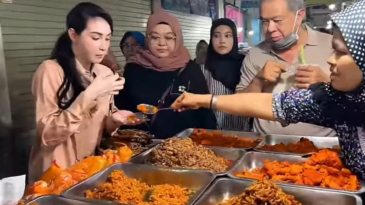 Potret Arumi Bachsin Blusukan ke Pasar Cari Makanan, Senyum Manis saat Diserbu Warga Buat Minta Foto