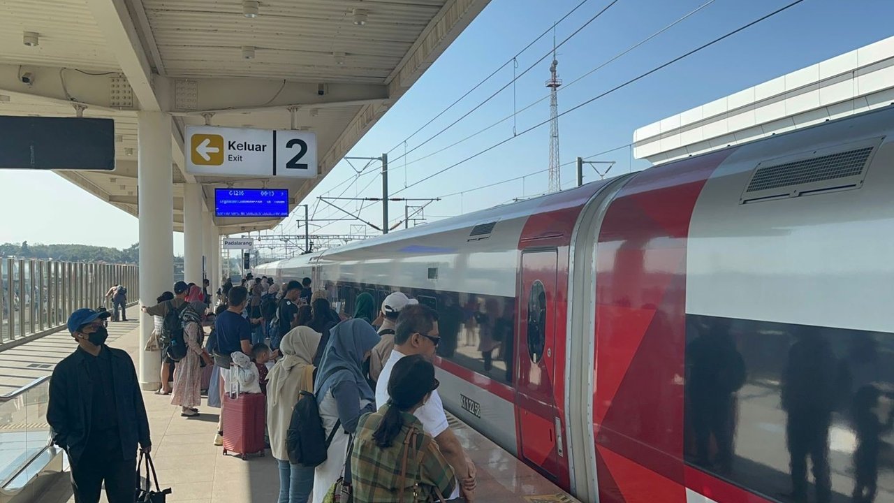 Arus balik libur panjang Maulid Nabi di sejumlah Stasiun Kereta Cepat Whoosh Jakarta-Bandung.