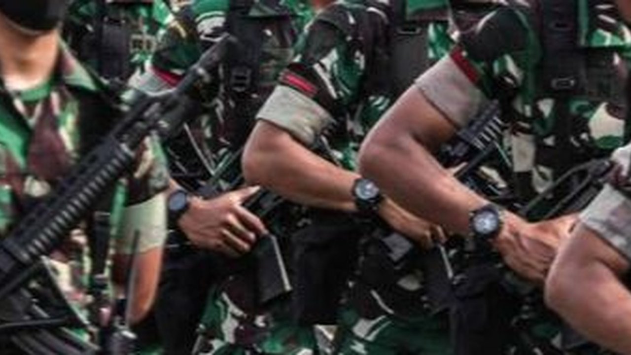 Prajurit TNI Pecahkan Keramik Pakai Bohlam