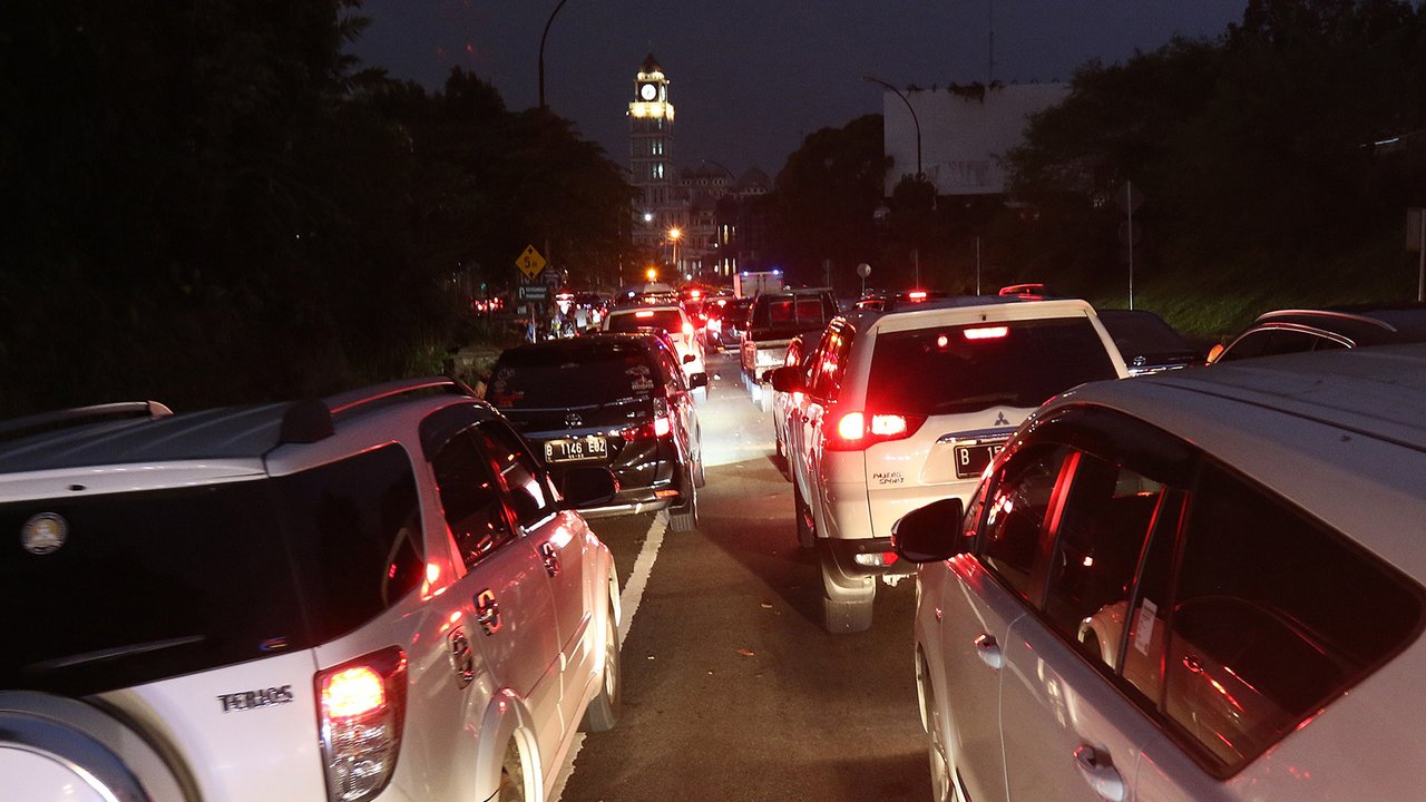 Sejumlah kendaraan dengan tujuan jalur wisata puncak terjebak kemacetan di kawasan Gadog, Kabupaten Bogor, Jawa Barat, Jumat (3/9/2021). Kepadatan kendaraan tersebut terjadi imbas dari pemberlakuan  uji coba sistem ganjil genap memasuki kawasan Puncak Bogor. (Liputan6.com/Herman Zakharia)